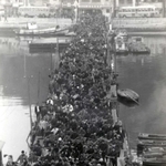 １９６５年に撮影された皆勤橋。多くの従業員であふれた（相生市提供）