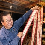 優勝旗のリボンを手に語る山岡伸一さん。４回優勝した＝相生市