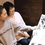 ギャルペーロンの思い出をたどる中塚令子さん（左）と平尾卓美さん＝相生市本郷町