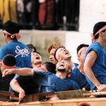 初優勝を決めた直後、舟の上で叫ぶメンバー（竹本さん提供）