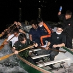 セピア倶楽部の若手メンバーを指導する竹本洋人代表（右）＝相生湾