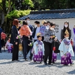 ３３年ぶりの本尊の開帳前に行われた稚児行列＝兵庫県神河町、法楽寺