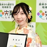 宍粟観光大使に就任した宍粟市出身のタレントｍａｙｕさん＝宍粟市役所