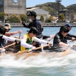 練習で水を切るように進む磯風漕友会の選手＝相生湾（撮影・大山伸一郎）