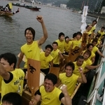 念願の初優勝を果たした磯風漕友会の選手＝２００８年６月、相生湾