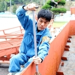 鉄製の櫂で練習するＩＨＩ相生工場チームの明石良一さん＝相生市桜ケ丘町