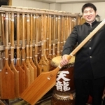 子どもの頃から使っている櫂を持つ山岡優太朗さん＝相生市陸本町