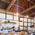 武家屋敷跡住宅の蔵を改装したモモカフェの店内＝赤穂市上仮屋北