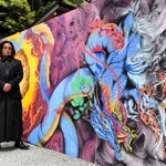 空から降臨する竜の天井画を迫力満点に描いた不動貴雄さん＝安志加茂神社