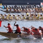 前回のペーロン競漕。水しぶきを上げて力強く進む＝２０１９年５月２６日、相生湾