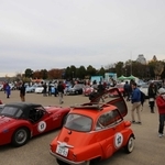 たくさんのクラシックカーが並んだ前回のイベント＝２０１９年１２月、大手前公園（実行委提供）