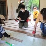 ダイニングをフローリングに改装する参加者＝市川町下牛尾