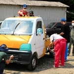軽トラックを「市川サンフラワー」色に塗り替える親子ら＝市川町下牛尾