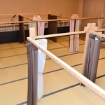 教室を改装したドミトリータイプの部屋＝宍粟市一宮町上岸田