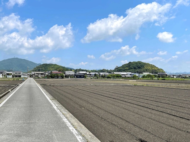 「粒丘」として定説化した中臣山（手前２つ）。過去には半田山説もあった
