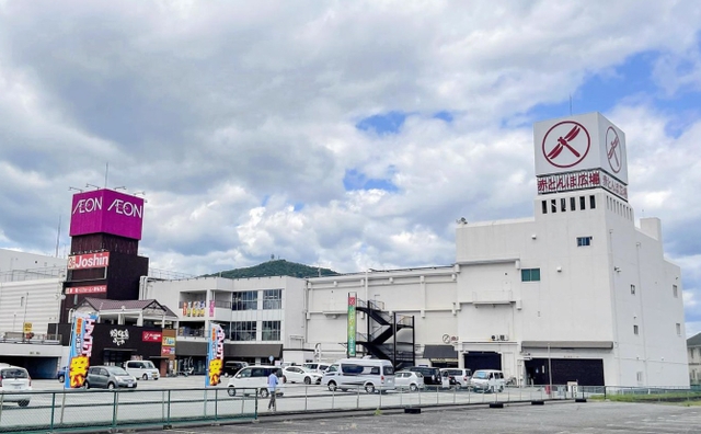 運営会社が１０月末で閉館する方針を伝えたショッピングセンター「赤とんぼ広場」＝たつの市龍野町堂本