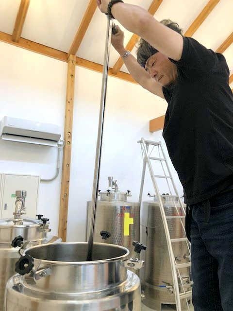 愛媛県でワインの仕込み作業をする田中源道さん（田中さん提供）