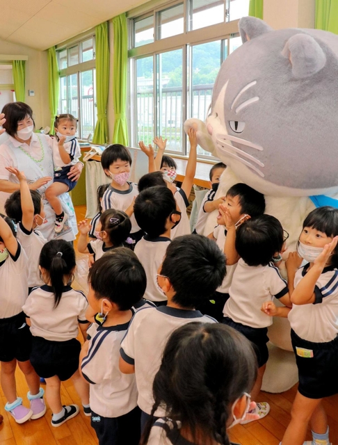 園児と触れ合うマル＝佐用町佐用、佐用マリア幼稚園