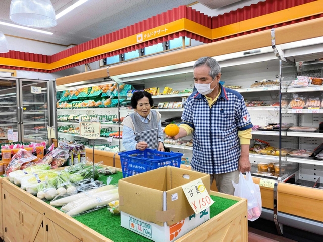 お薦め商品を手に接客する大森正人さん（右）＝神河町長谷