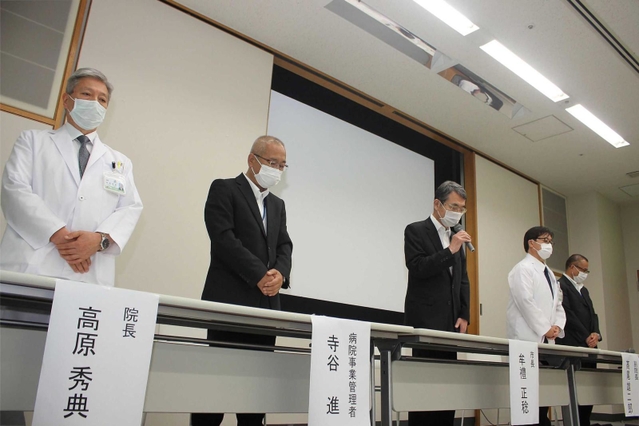 会見の冒頭で謝罪する牟礼正稔市長（左から３人目）ら＝赤穂市民病院（撮影・山本　晃）