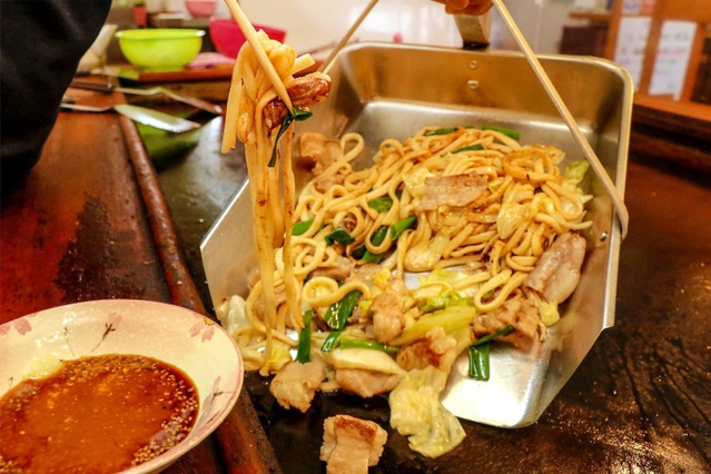 つけだれ式の佐用ホルモンうどん＝佐用町佐用