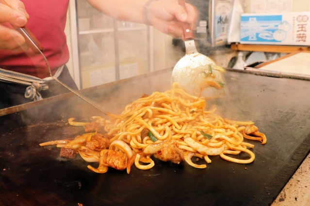 たれを絡ませて焼き上げる津山ホルモンうどん＝岡山県津山市上河原