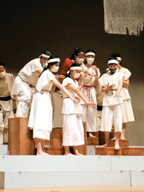 演劇のリハーサルで、アシハラノシコヲが地面に落とした飯粒を指さす場面＝アクアホール