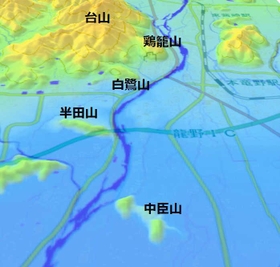 「粒丘」の候補地は中臣山が定説だが、半田山説、台山説もある。鶏籠山は中世に山城となった（国土地理院・デジタル標高地形図を加工）