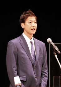 闘病の経験や「奇跡のバックホーム」を語る横田慎太郎さん＝相生市文化会館なぎさホール