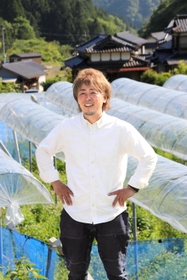 ワイナリー開設の夢を語る田中さん＝上郡町細野