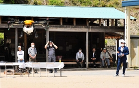 ドローン操縦の実演があった開校式＝たかのす東小学校