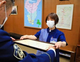 感謝状を受け取る竹下真由美さん＝福崎署