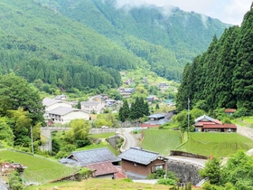砥峰高原そばの山あいに家や水田が点在する長谷地区の集落＝神河町川上