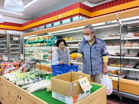 お薦め商品を手に接客する大森正人さん（右）＝神河町長谷