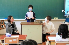 ラジオ番組の放送に向け、収録の練習をする児童＝神河町長谷
