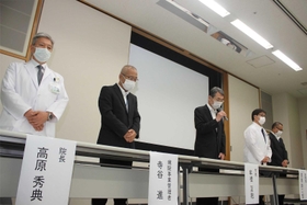 会見の冒頭で謝罪する牟礼正稔市長（左から３人目）ら＝赤穂市民病院（撮影・山本　晃）