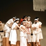 演劇のリハーサルで、アシハラノシコヲが地面に落とした飯粒を指さす場面＝アクアホール