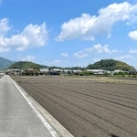 「粒丘」として定説化した中臣山（手前２つ）。過去には半田山説もあった