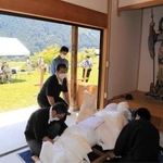 住民が見守る中、運び出される毘沙門天＝神河町長谷