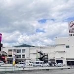 運営会社が１０月末で閉館する方針を伝えたショッピングセンター「赤とんぼ広場」＝たつの市龍野町堂本