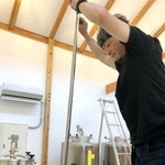 愛媛県でワインの仕込み作業をする田中源道さん（田中さん提供）