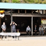 ドローン操縦の実演があった開校式＝たかのす東小学校