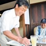 縁側での交流を目指し、古民家カフェを開く門田守弘さん（左）＝赤穂市坂越