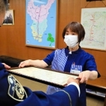 感謝状を受け取る竹下真由美さん＝福崎署