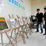本林俊昭さん（右）の切り絵作品が並ぶ会場＝上郡ピュアランド山の里