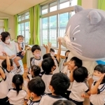 園児と触れ合うマル＝佐用町佐用、佐用マリア幼稚園