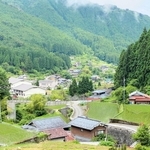 砥峰高原そばの山あいに家や水田が点在する長谷地区の集落＝神河町川上