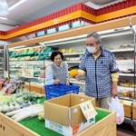 お薦め商品を手に接客する大森正人さん（右）＝神河町長谷