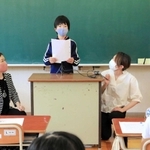 ラジオ番組の放送に向け、収録の練習をする児童＝神河町長谷