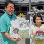 昆虫の顔をクローズアップした絵本を作った横田さん夫妻＝たつの市龍野町上霞城、龍野こども園前